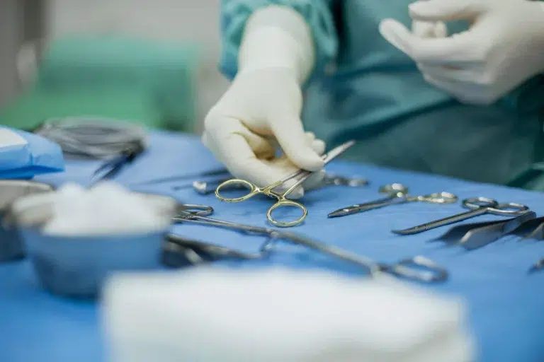 Mitarbeiterin sortiert das Operationsbesteck