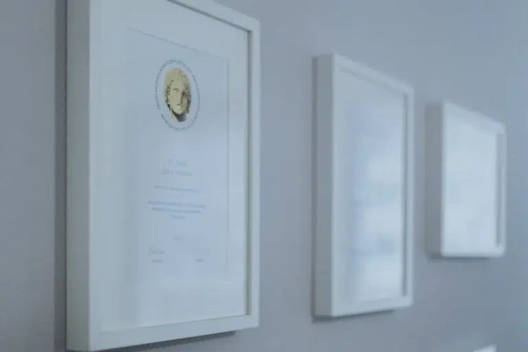 Auszeichnungen an der Wand