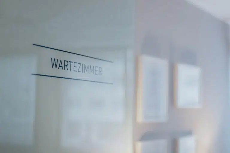 Tür zum Wartezimmer