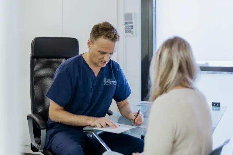 Dr. Hoehne im Patientengespräch
