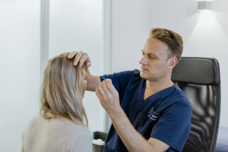 Dr. Hoehne bei der Voruntersuchung einer Patientin